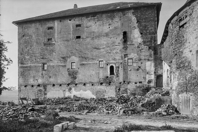 Hrad Švihov, Pohled severní stěnu paláce (okna 2. patra jsou zazděná, provedeny dílčí bourací práce), 1950? | © Fotoarchiv NPÚ GnŘ