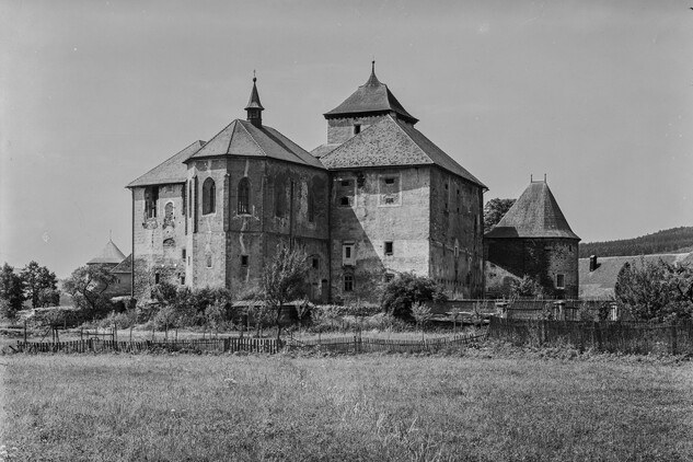 Hrad Švihov, Pohled na hrad ze severovýchodu (okna 2. patra jsou zazděná, provedeny dílčí bourací práce), 1950? | © Fotoarchiv NPÚ GnŘ