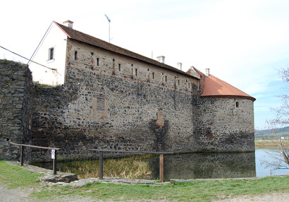 Hrad Švihov - Nepřístupná místa - Hradební zeď a okrouhlá bašta