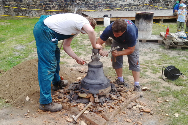 Odlévání zvonu (den 3) - hrad Švihov - 2016 - Dobývání zvonu z hliněné formy