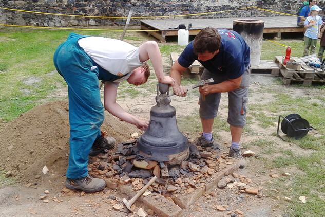 Odlévání zvonu (den 3) - hrad Švihov - 2016 - Dobývání zvonu z hliněné formy