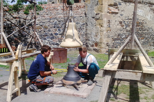 Odlévání zvonu (den 2) - hrad Švihov - 2016 - Odložení falešného hliněného zvonu z formy