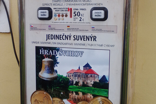 Odlévání zvonu - hrad Švihov - 2016 - Automat s výroční mincí se zvonem