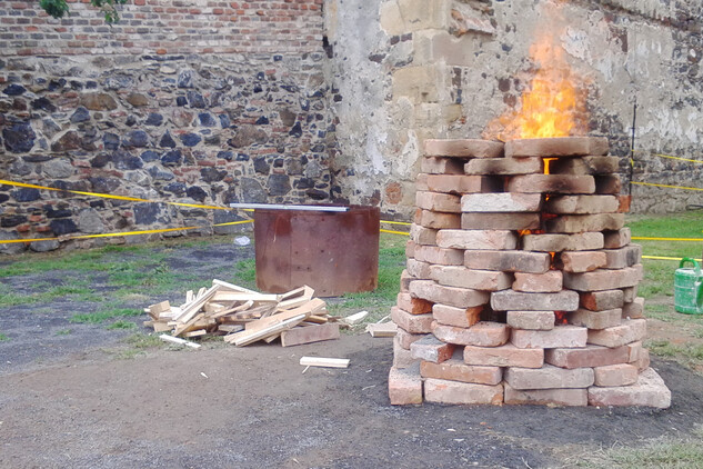 Odlévání zvonu (den 1) - hrad Švihov - 2016 - Vypalování formy začalo